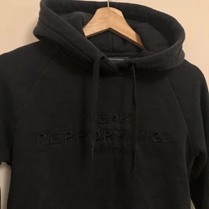 Peak Performance Hoodie - Superfin hoodie från peak performance som tyvärr aldrig kommer till användning. Storlek S men skulle säga att den är liten i storleken och mer åt XS. Köpt för ca 800kr, pris kan diskuteras! Skriv gärna för fler bilder 🤍