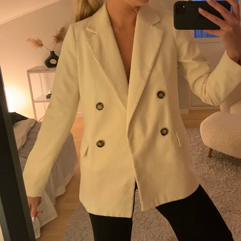 Beige/ crémevit kavaj från H&M i st 34, köparen står för frakten.. Takit.