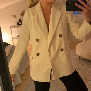 Beige kavaj från H&M  - Beige/ crémevit kavaj från H&M i st 34, köparen står för frakten.