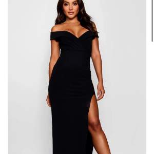 Hej säljer denna super fina långa svarta klänning som ja aldrig använt pga att den sitter för tajt runt höften. Helt ny och köpte för 800 kr men säljer för 250kr ☺️ lappen hänger kvar till o med kvar ! 