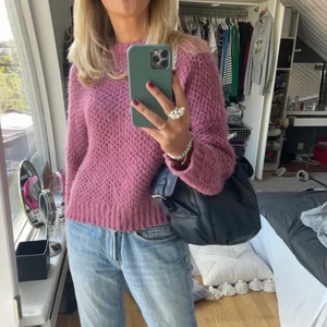 Stickad tröja  - Stickad tröja. Skriv privat för frågor eller flera bilder. Lånad bild. 90kr + frakt 💗