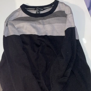 Stickad tröja - En skön stickad tröja. Strl S. Bra skick och inga skador.