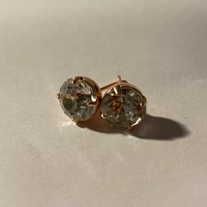 Örhängen - Silverörhängen med kristaller och gulddetaljer.