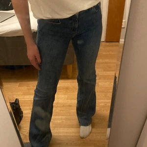 Lågmidjade jeans - ett par mörkblå lågmidjade jeans!!! suuuupersköna verkligen, storlek 36, men skulle nog passa 38, då de är lite strechiga. kontakta mig gärna vid intresse samt om de önskas fler bilder och info❤️