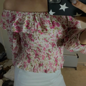 Somrig topp - Somrig topp från Zara. Volang och stretch. Bra skick