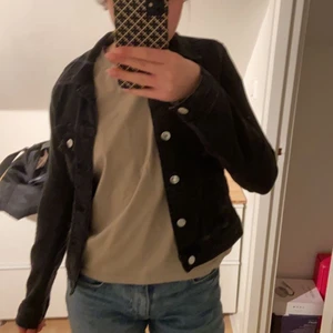 Jeansjacka - Säljer min supersnygga jeansjacka då jag tycker den blivit lite liten, den är i superbra skick då jag använt den kanske 2-3 gånger. Inga defekter heller! ❤️❤️ den är i storlek 34 men det finns lite stretch i den!
