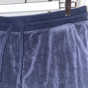 Sammets byxa - As najs sammets byxa från gina i mörkblått storlek M men har krympt lite i tvätten så passar en S