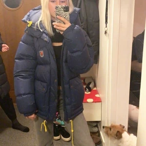 Fjällräven jacka - Super fin fjällräven jacka endast andvänd några månader! Xs i herr men passar mig som är 162 och har xs i kläder