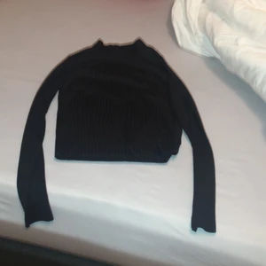 En svart ribbad tröja st S från Gina - Svart ribbad tröja st S från Gina använda 2 gång sitter sjung på lite lång arm längd men den sitter bra . Den kostar 20 kr plus frakt 