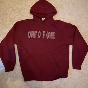 One of one hoodie Strl L - Säljer min One of hoodie storlek L, änvänd 1 gång!                     Frågor och bud i Pm!!!!!👊🏻😁