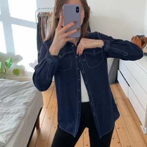 Unik skjorte med denim-look - Skjorten er i et let viskose materiale som har et denim udtryk. Utrolig behagelig at have på.