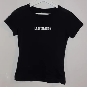 Svart t-shirt från Gina Tricot storlek S - Fin svart tröja med trycket "Lazy season". Den är I bra skick. Säljer pågrund av att den inte används.