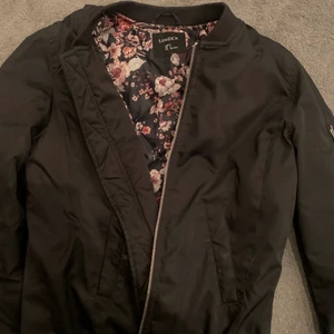 Svart bomberjacka - Svart bomberjacka från Lindex, storlek S! I mycket bra skick!!🌟 frakt tillkommer 66kr. Pris kan diskuteras🤍