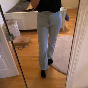 Ljusblåa jeans från NA-KD. Strl. 34 och är perfekt längd för mig som är 163 cm. Fint skick. Kan mötas upp i Karlskrona annars står köparen för frakten‼️ Betalning sker via swish✅
