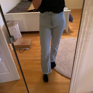 NA-KD jeans  - Ljusblåa jeans från NA-KD. Strl. 34 och är perfekt längd för mig som är 163 cm. Fint skick. Kan mötas upp i Karlskrona annars står köparen för frakten‼️ Betalning sker via swish✅