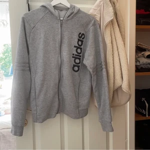 Adidas tröja zip - Adidas zip tröja! Sparsamt använd. Fler bilder kan absolut fixas