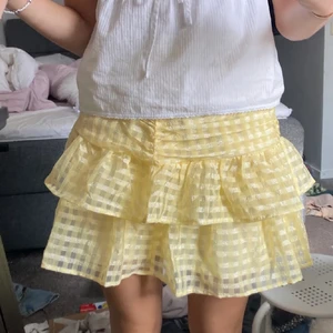 Gul volang kjol - Säljer min fina och söta volang kjol som kom till användning sparsamt i somras! Storlek 34 men passar även 36 skulle jag säga💞