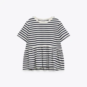 RANDIG ZARA T-SHIRT  - Säljer den populära T-shirten från zara. Lappen sitter kvar och den är helt nysick! Nypris är 169kr. Säljer pga sitter inte bra på mig. Storleken är S men passar en xs-m. Kan mötas upp i Stockholm. 