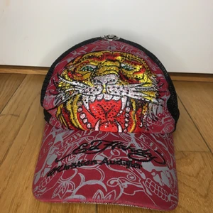 Ed hardy keps - Svin snygg Ed Hardy keps. Saknar två knoppar där bak men annars super bra skick. Precis som ny🤍