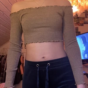 Off sholder crop top - En super fin smutsrosa off sholder crop top som jag säljer för att den är för liten för mig. Jag är 165 lång och vanligtvis en xs.💕