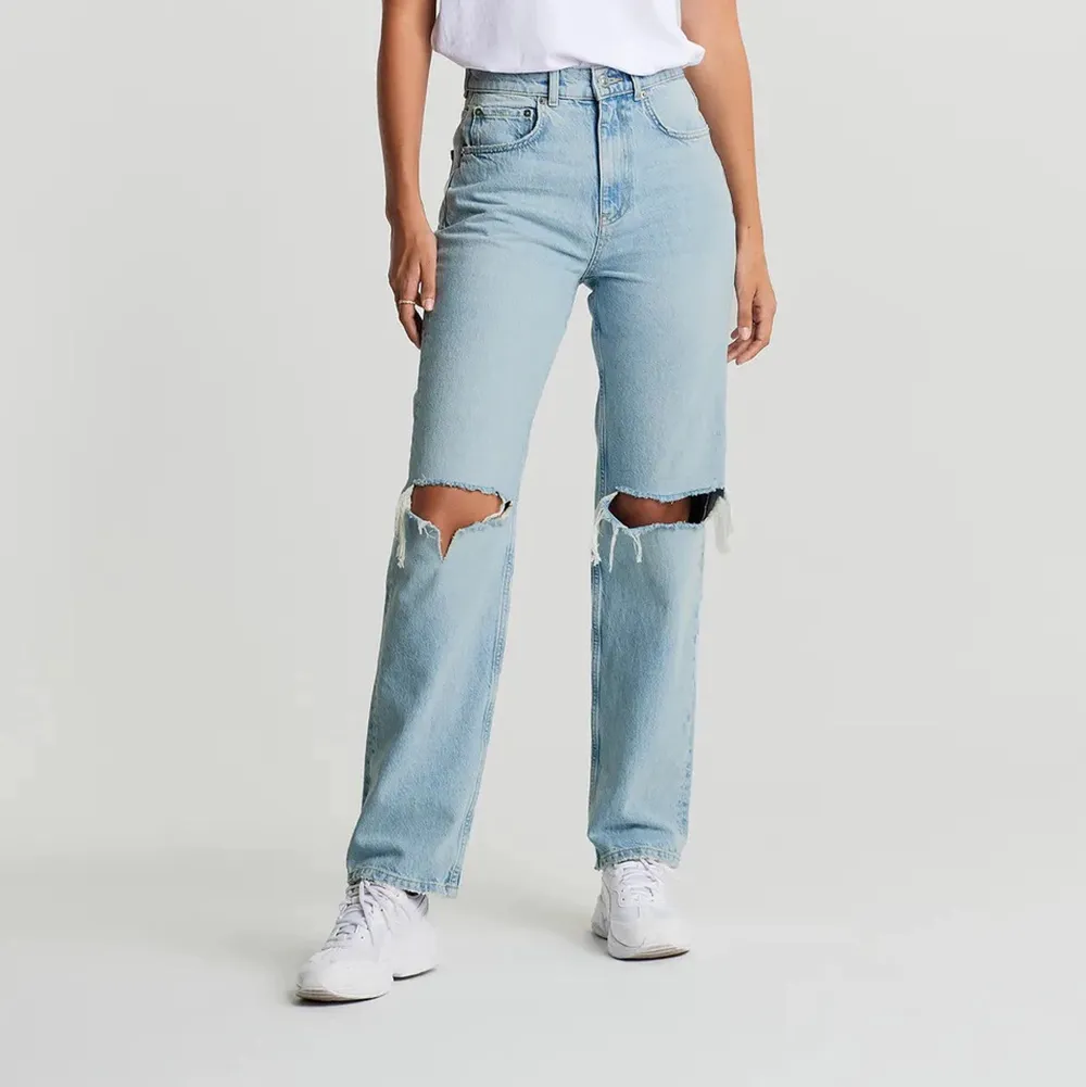 Ginas slutsålda 90s highwaist jeans, storlek 34.              Säljer då de har blivit för små för mig💞 . Jeans & Byxor.