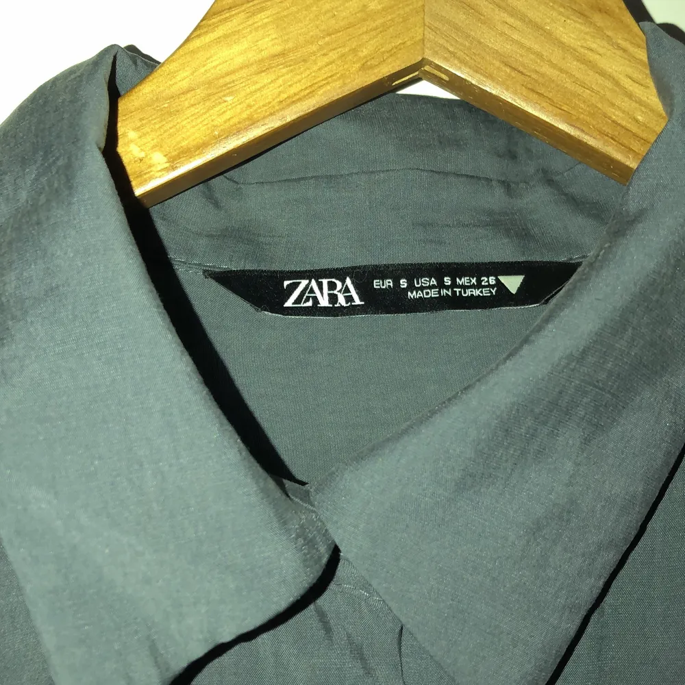 En grå/svart skjorta från Zara i en oversized modell! Lätt tyg som faller snyggt på kroppen, passar perfekt ett linne under till ett par coola brallor! . Skjortor.