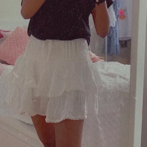 Vit volangkjol  - Säljer min assnygga kjol köpt från Zalando i somras, märket är Pull and Bear. Det är shorts under vilket gör det ännu mer bekvämt och en dragkedja på sidan🥰 