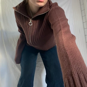 Stickad tröja - Helt oanvänd brun stickad tröja från na-kd i stl. M, säljer då den inte kommit till användning. Frakt tillkommer💗