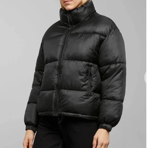 Svartpufferjacka - Säljer min svarta skit snygga jacka från weekday som tyvärr inte kommer till användning. Det användes spartsamt föra vintern men bara hängt i min garderob denna då jag köpte en ny. Kan skicka mer bilder på jackan hur det ser ut på om det skulle behövas. Andra frågor är bara att skriva. Storlek M sitter mer som S