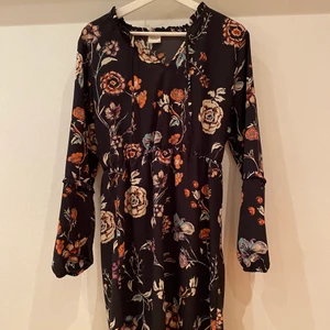 Klänning JDY - En blommig klänning från JDY, använd ett fåtal gånger. Köparen står för frakten (45kr) 
