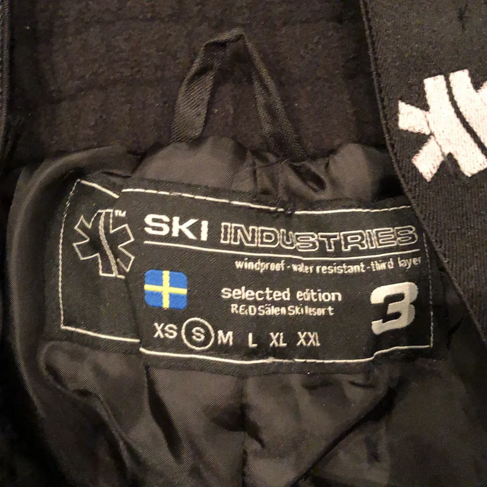 Aldrig använda täckbyxor/snowboardbyxor från Ski Industries! Supersköna och har tre lager som ska stå emot riktigt kall kyla 🥶 nypris 600 kr.. Övrigt.