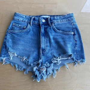 Shorts  - Jättesnygga shorts från Zara. Dessa är lite mörkare i färgen men super snygga på! Sitter perfekt på kroppen. Om man vill ha fler bilder skriv! 🤩❤️