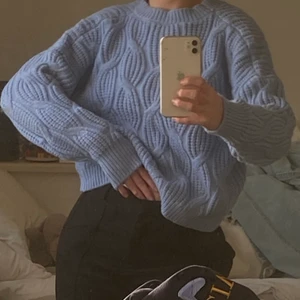 Blå stickad tröja - Den PERFEKTA tröjan till sommaren att slänga över när det blir lite kyligt. Så sjukt skön, sticks inte alls! 80kr+frakt