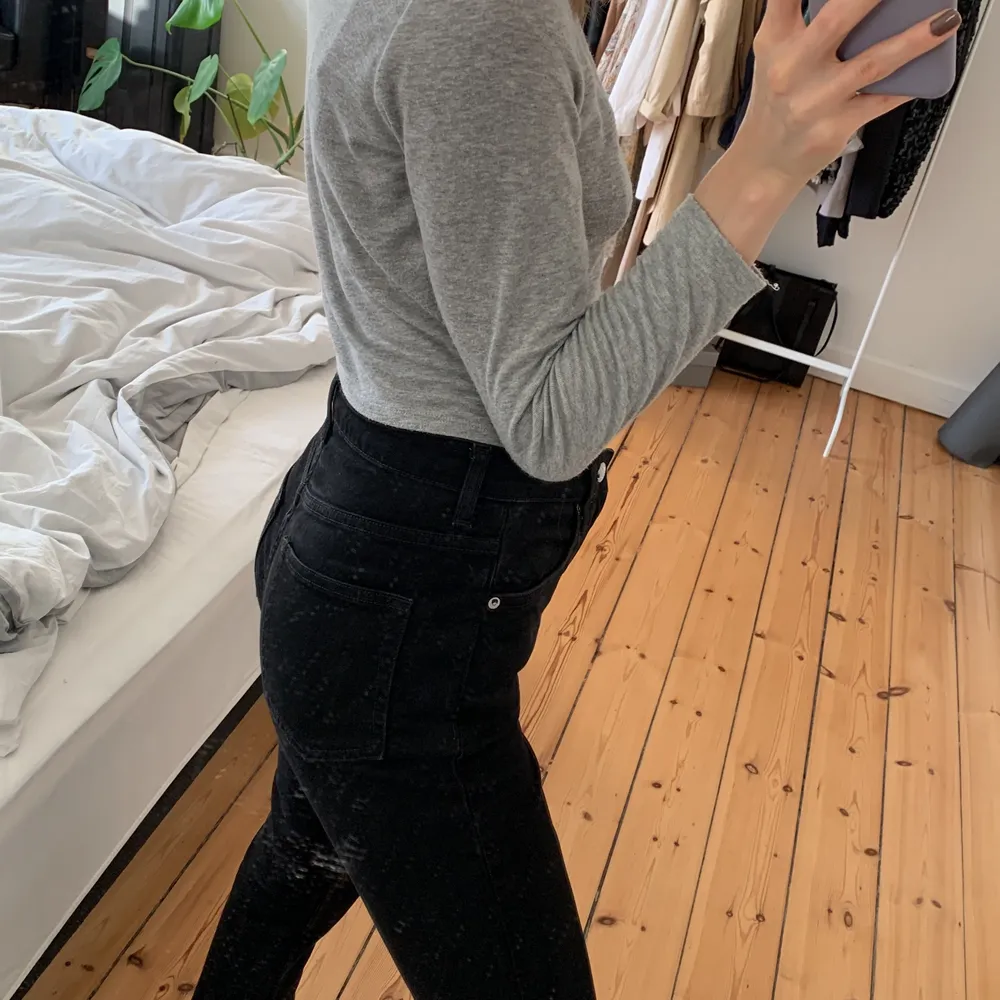 Jeans i sort i modellen Seattle fra Weekday. Har et straight fit og med en lille smule stretch i. De er str. 26 i taljen og 28 i benlængden.. Jeans & Byxor.