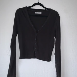 Pull&Bear kofta  - Kofta från Pull&Bear, stor i strl men passar även mindre storlekar beroende på hur du vill att den ska sitta