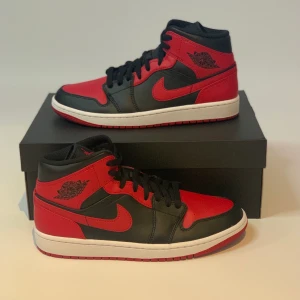 Jordan 1 mid banned - Helt nya! Finns i storlekarna 42,5 - 43 - 44