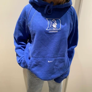 Vintage Hoodie - Super fin Nike vintage hoodie!  Uppskattad storlek: L-XL.  Buda i kommentarerna! Startbud:100kr Budgivningen avslutas tisdag 16/2 kl 15:00