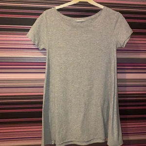 Grå klänning/ oversized t-shirt  - En grå klänning/ oversized t-shirt, använd fåtal gånger men inte min stil. Skulle säga att den passar en S. Säljer för 90 kr eller buda! Köparen står för frakten! Frågor skriv till mig! 