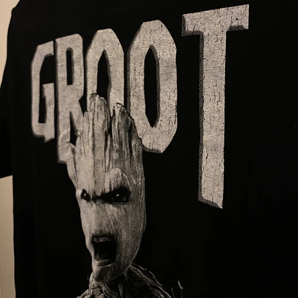 Svart Groot t-shirt, från guardians of the galaxen (marvel filmerna alltså) i storlek S, men lite stor i storleken. Aldrig använd:) Köpare betalar frakt. . T-shirts.