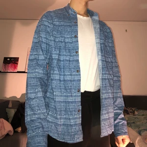 Blå Skjorta - Blå Hollister skjorta. Storlek XL. Budgivning