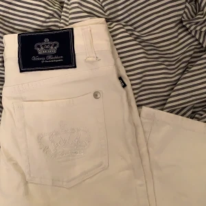 Victoria Beckham jeans - Victoria Beckham jeans. Vita lågmidjade. Byxorna är för korta på mig som är 165cm.