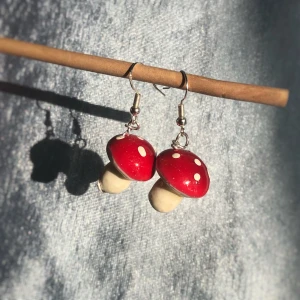 Mushroom Örhängen - Fina svamp örhängen gjorda nickelfria. Litet hål under på ett men det syns inte när man har på de. Kan fraktas eller mötas i Stockholm/Huddinge