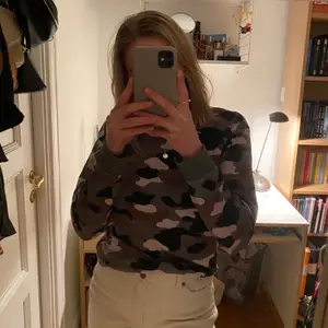 Säljer denna camoflage sweater från H&M divided 💚 I mycketbra skick!!