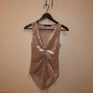 Festlig body  - Säljer denna body ifrån bikbok, strl xs. 