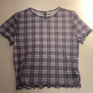 Skön, sval , väldig genomskinlig T shirt från Hm - Köptes i somras endast använd 2-3 gånger, säljs pågrund av att ja bytt stil, är i S men passar mig som hae XS