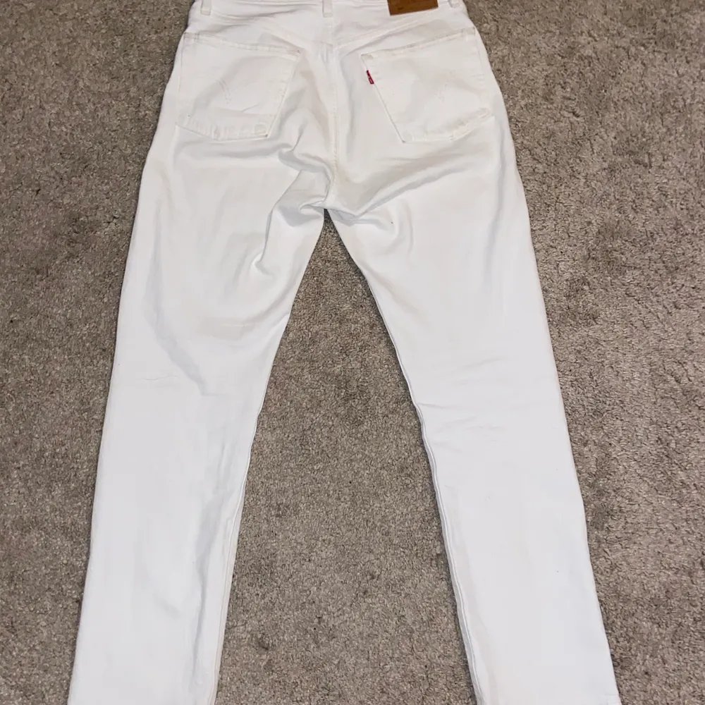 Levis jeans 501, köpta nya sommaren 2020 nästan inte använda och i fint skick, W27 L28, bud börjar på 450 +frakt . Jeans & Byxor.