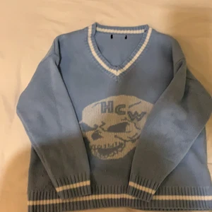 Ljusblå tröja med skelett  -  storlek M men den är rätt så liten i storleken , ( så storlek S typ) 