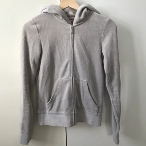 Juicy Couture tröja  - Grå zip hoodie från Juicy Couture i fin ljusgrå färg
