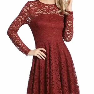 Klänning  - Röd klänning ❤️ i jätte bra skikt använd 2 ggr. Skriv privat för fler bilder, ge bud vid intresse budet börjar från 250😃