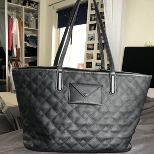 Marc Jacobs-väska - Svart äkta Marc Jacobs-väska i läder. Väskan är ganska stor och får plats med mycket i ex dator och massa mer. Kommer med en liten innerväska. Väldigt bra skick!